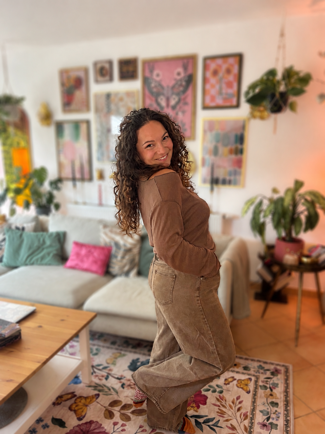 Julia in ihrem Wohnzimmer